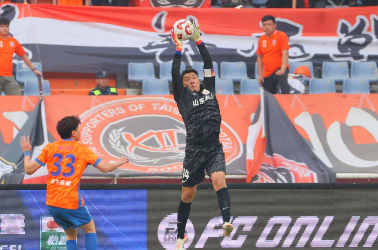 关于转折点山东泰山遗憾出局；中超今晚攻防权衡；更衣室稳定；高层口径保持一致的信息