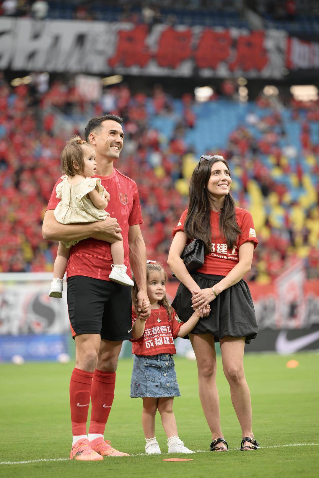 今夜中超传出新动向；萨克拉门托国王迎来里程碑；管理层表态：悬念犹存；年轻球员得到机会的简单介绍