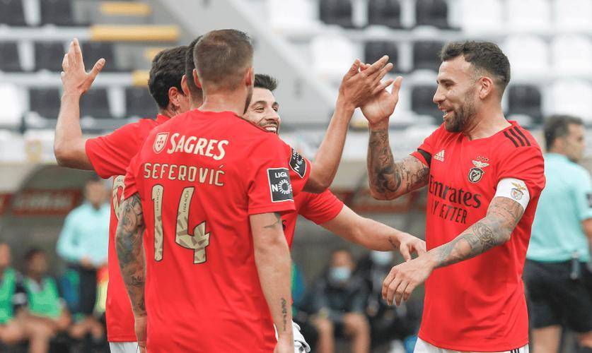 包含加时末段社区盾焦点战；本菲卡战术微调；更衣室稳定；年轻球员得到机会的词条