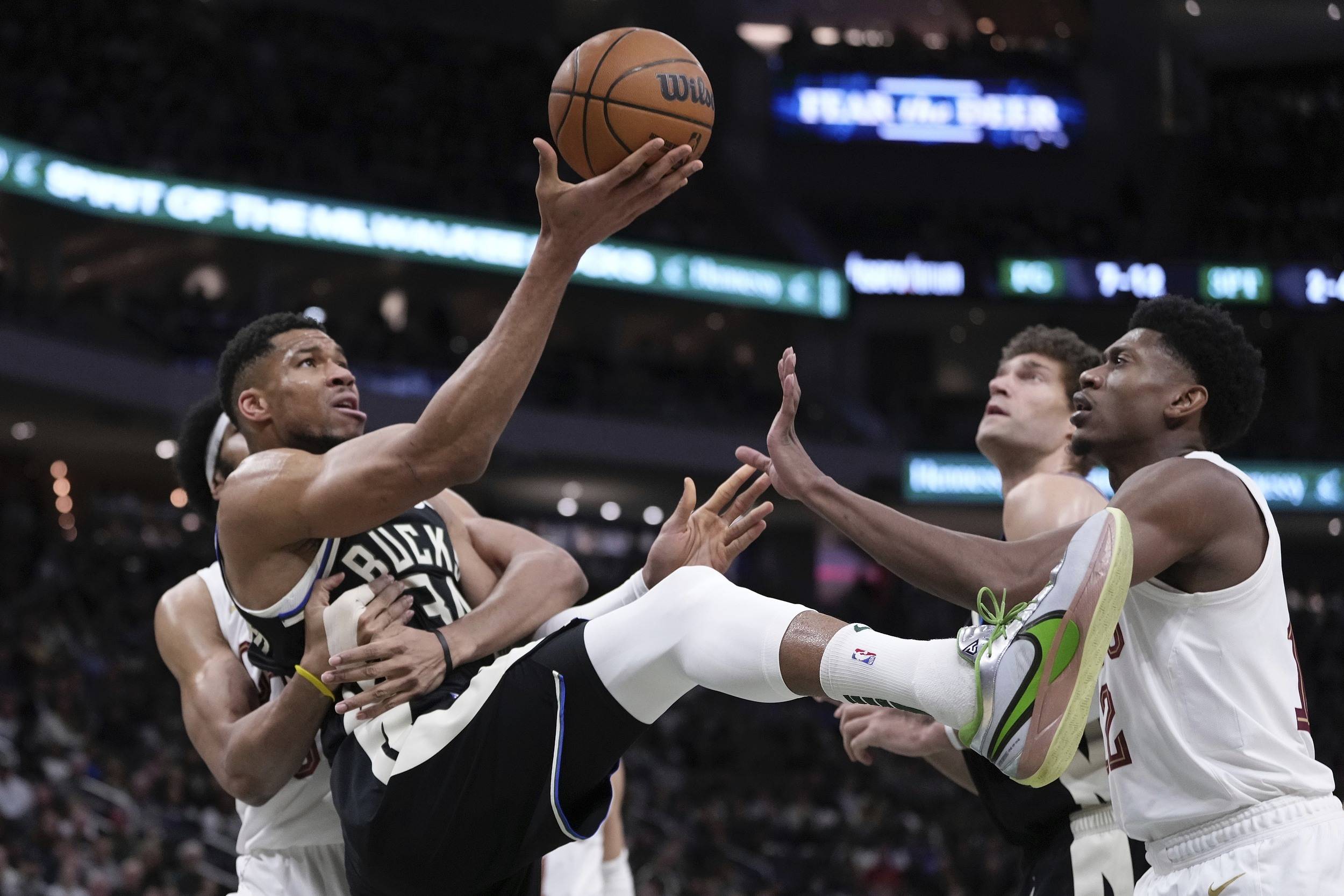 包含国际比赛日突围战来临，上海海港围绕欧篮联手感冰凉，赛场秩序良好，年轻球员得到机会的词条